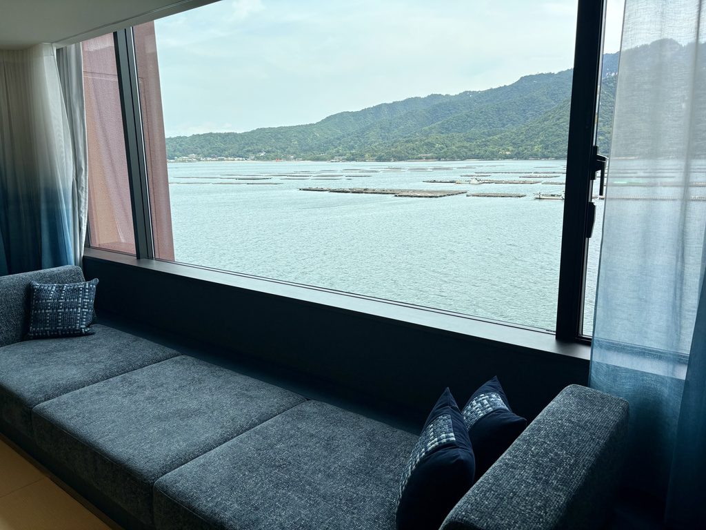 界 宮島のご当地部屋「海霧の間」から見る瀬戸内海の景色