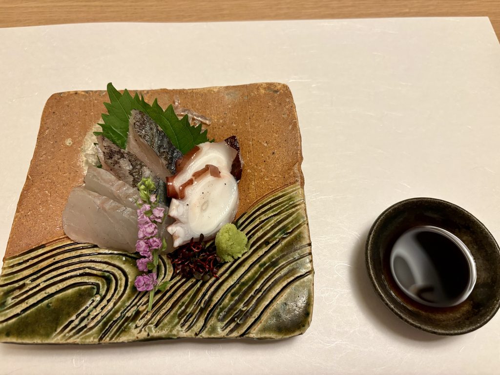 界 宮島の夕食に出された旬の魚のお造り盛り合わせ